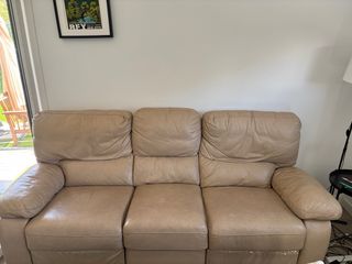 Sofá de piel beige reclinable