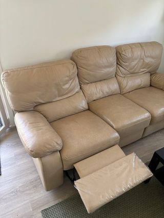 Sofá de piel beige reclinable