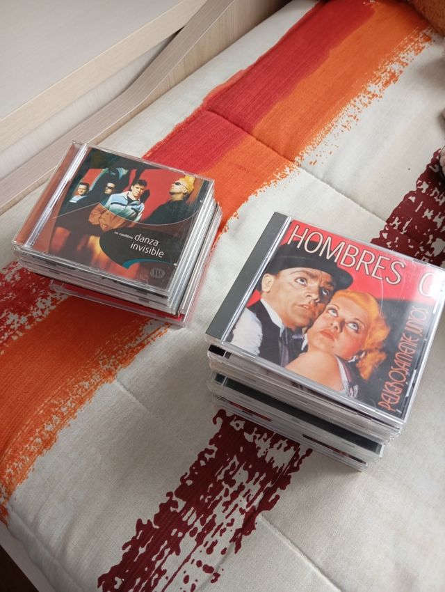 Lote de 15 CDs originales de música variada.