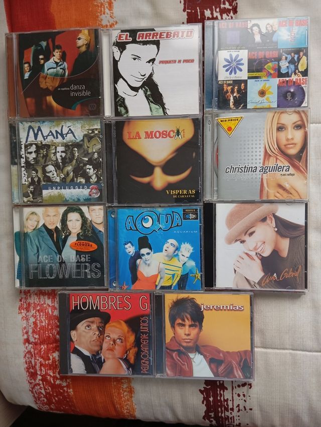 Lote de 15 CDs originales de música variada.