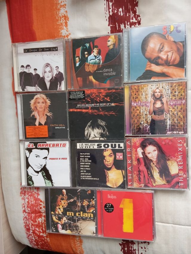 Lote de 15 CDs originales de música variada.