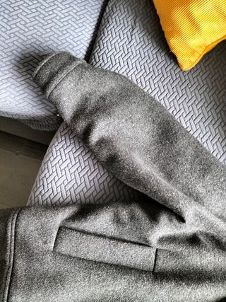 chaqueta gris