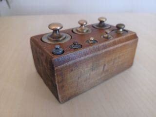 Juego de pesas antiguas francesas soporte madera