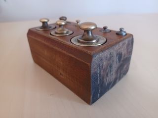 Juego de pesas antiguas francesas soporte madera