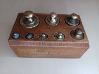 Juego de pesas antiguas francesas soporte madera