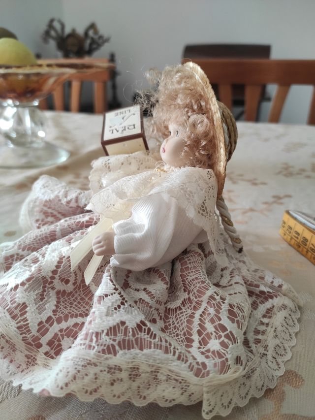 Bambolina in porcellana biscuit , fatta a mano