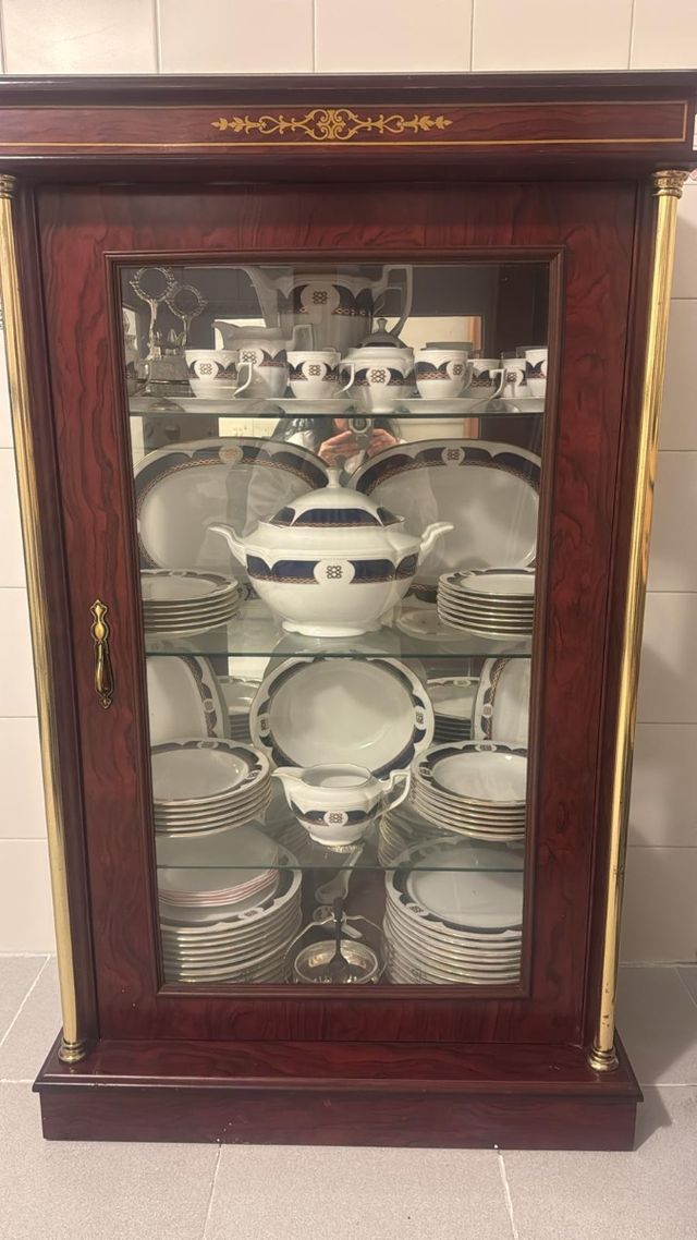 Vajilla porcelana azul y blanca con vitrina.