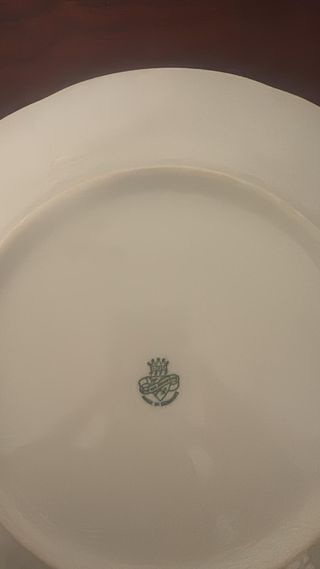 Vajilla porcelana azul y blanca con vitrina.