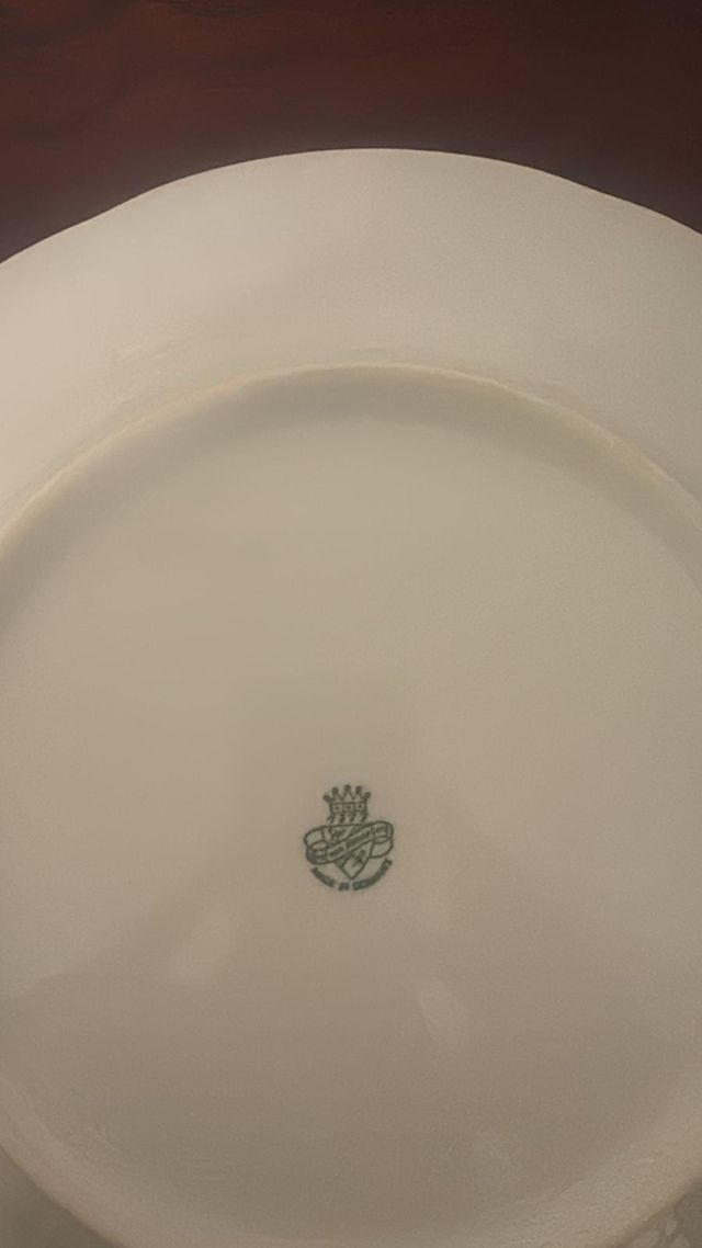 Vajilla porcelana azul y blanca con vitrina.