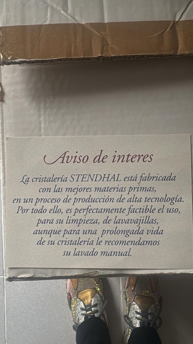 Vajilla porcelana azul y blanca con vitrina.