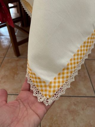 Tovaglia ricamata fiori e conigli