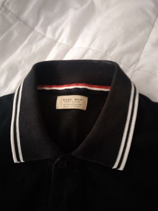 Polo  de zara negro con letras delante