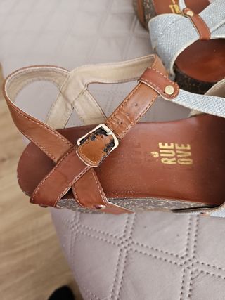 Sandalias cuña Rue Love marrón plata