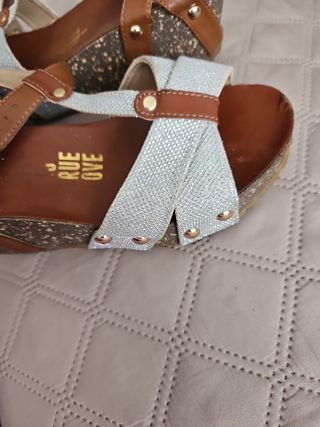 Sandalias cuña Rue Love marrón plata