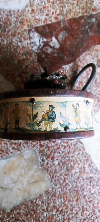 Candelabro muy antiguo con motivos Musicales.