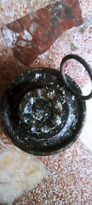 Candelabro muy antiguo con motivos Musicales.