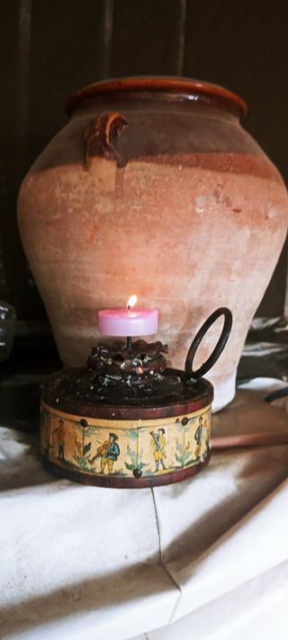 Candelabro muy antiguo con motivos Musicales.