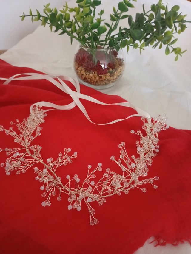 Diadema plata con cristales, también collar