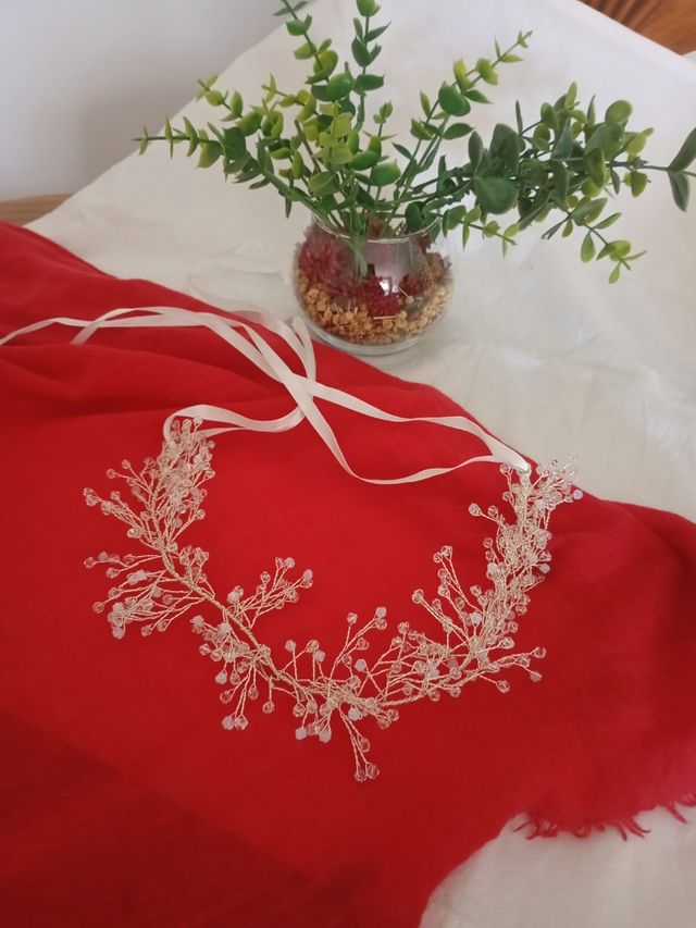 Diadema plata con cristales, también collar