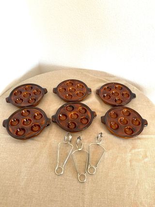 6 platos para caracol / escargot de cerámica y 3 pinzas 