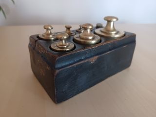 Conjunto de 8 pesas antiguas francesas con soporte