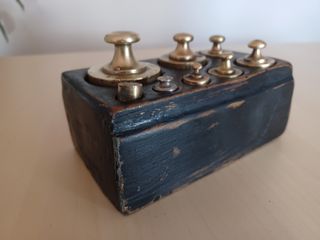 Conjunto de 8 pesas antiguas francesas con soporte