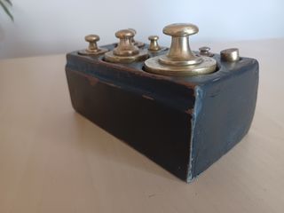 Conjunto de 8 pesas antiguas francesas con soporte