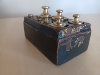 Conjunto de 8 pesas antiguas francesas con soporte