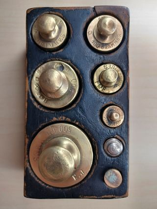 Conjunto de 8 pesas antiguas francesas con soporte