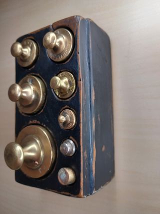 Conjunto de 8 pesas antiguas francesas con soporte