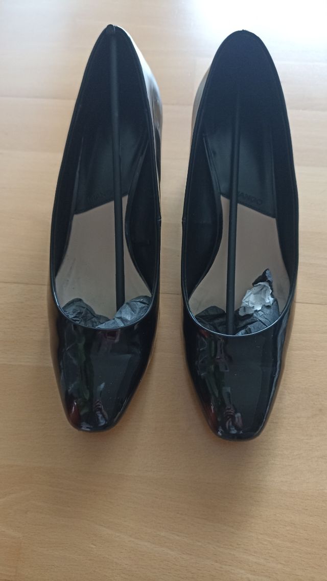 Salón de charol negro y tacón ancho medio