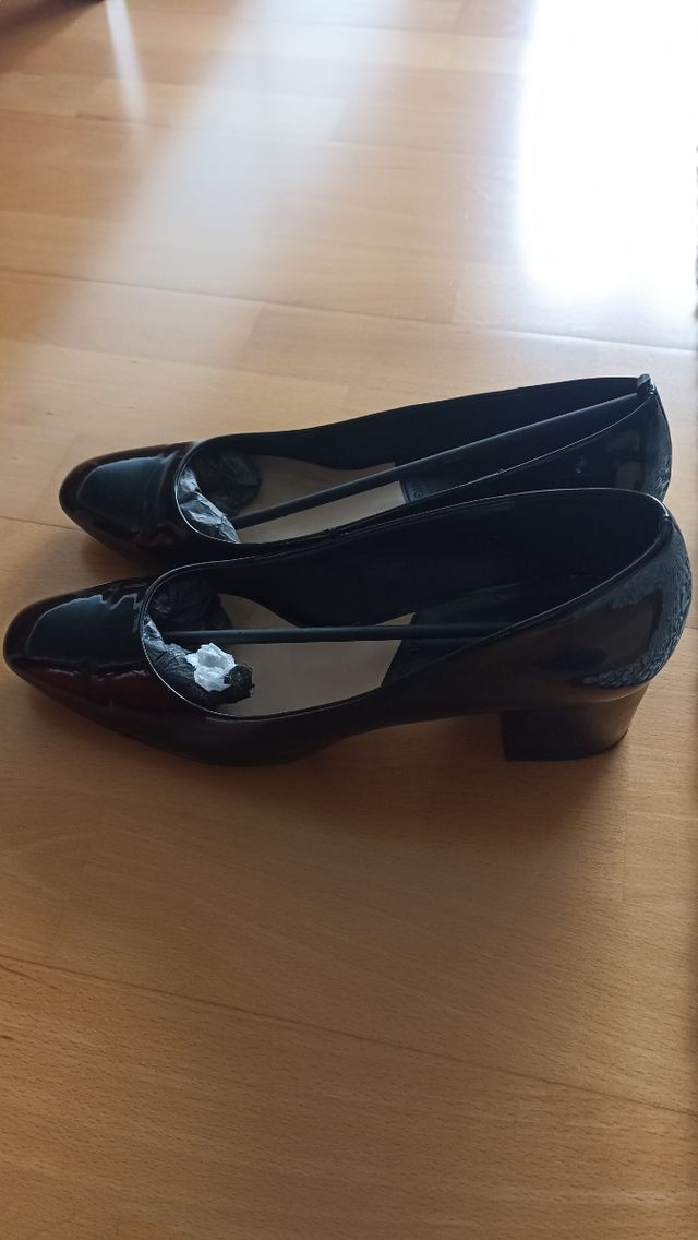 Salón de charol negro y tacón ancho medio