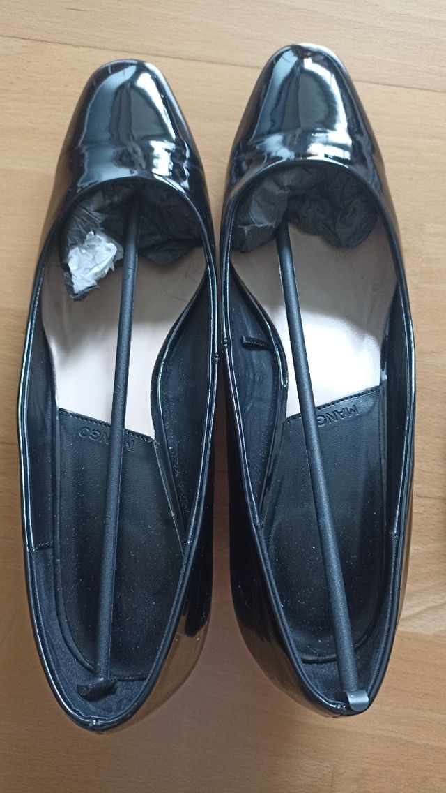 Salón de charol negro y tacón ancho medio