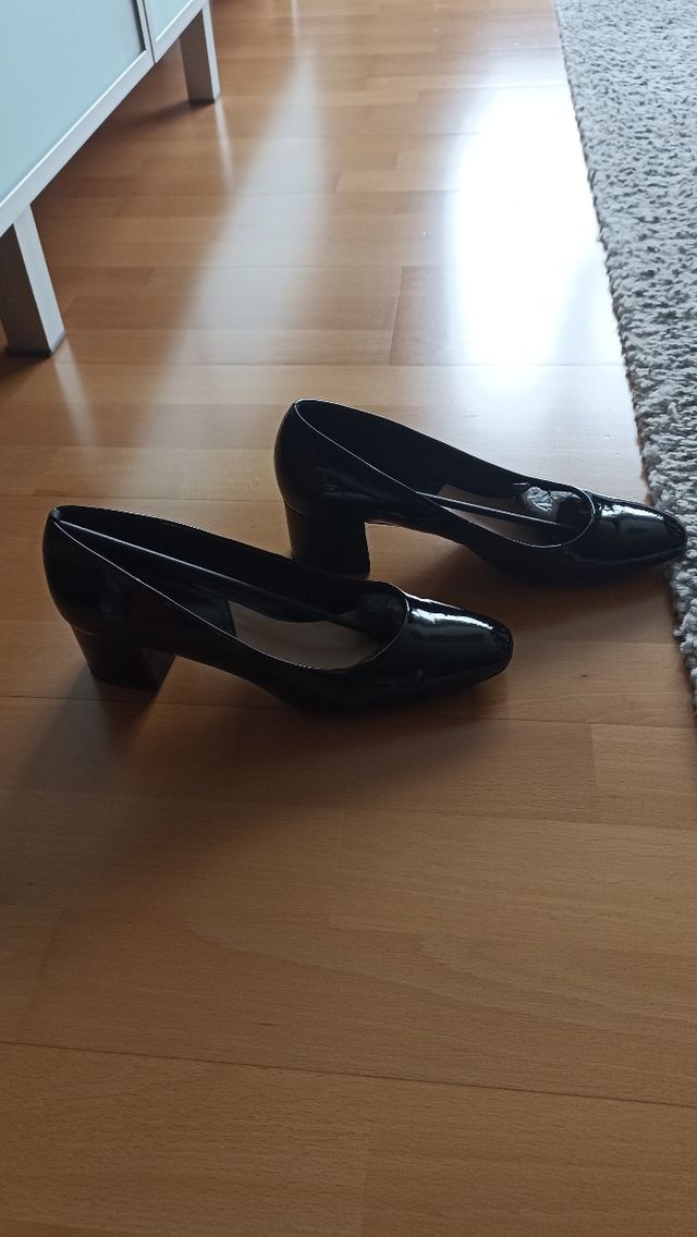 Salón de charol negro y tacón ancho medio