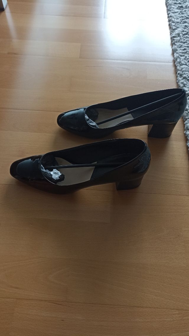 Salón de charol negro y tacón ancho medio
