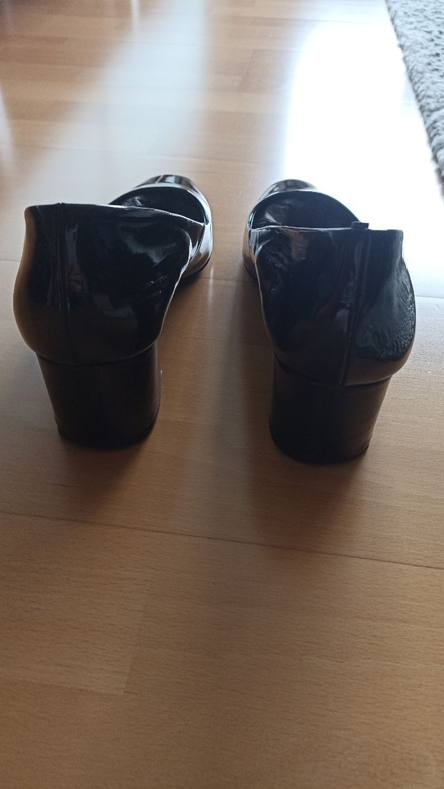 Salón de charol negro y tacón ancho medio