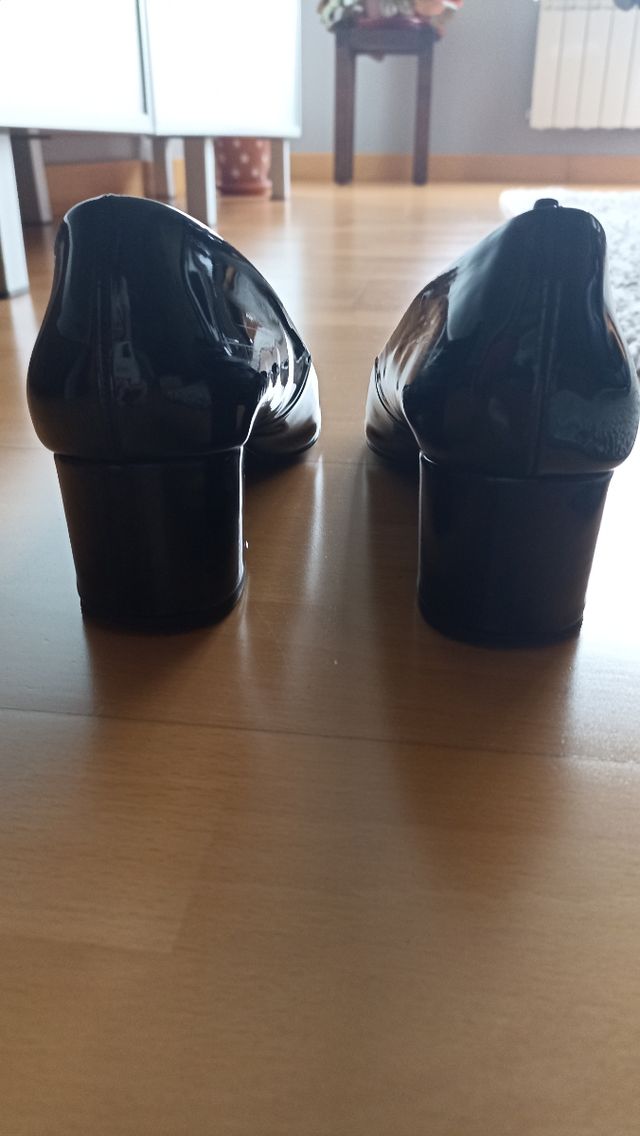 Salón de charol negro y tacón ancho medio