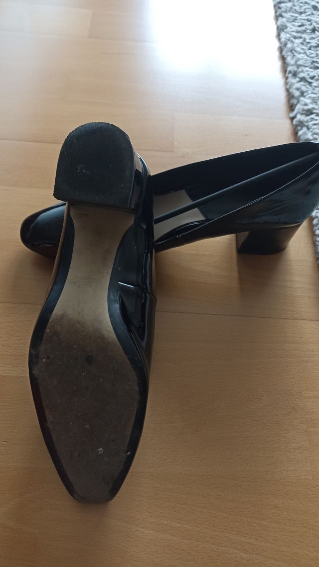 Salón de charol negro y tacón ancho medio