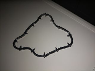 Gargantilla negra con pinchos