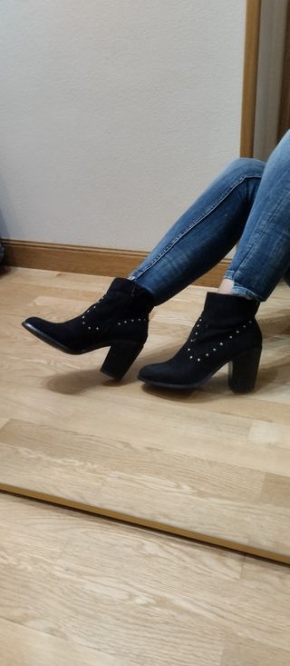 Botines con tachuelas 
