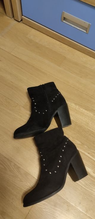 Botines con tachuelas 
