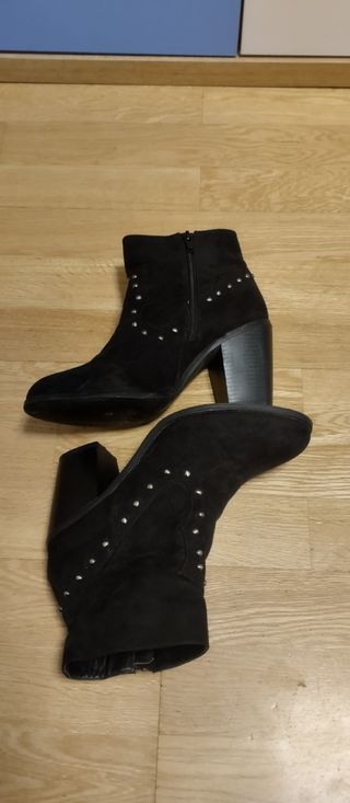 Botines con tachuelas 