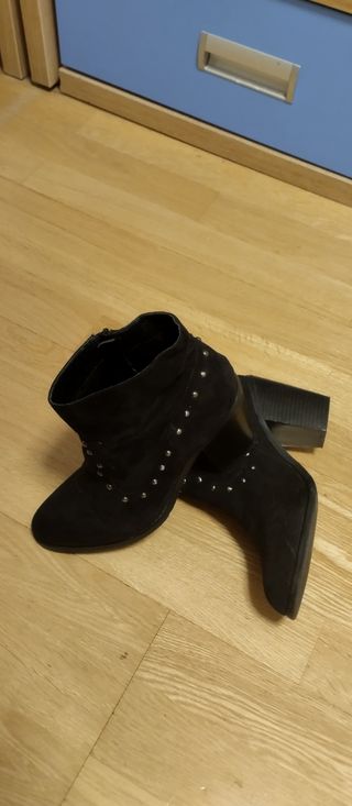 Botines con tachuelas 