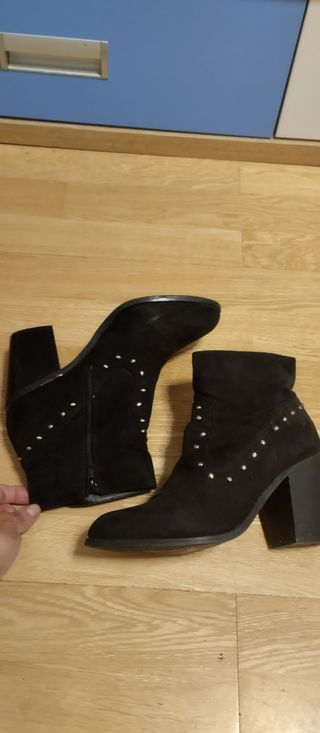 Botines con tachuelas 