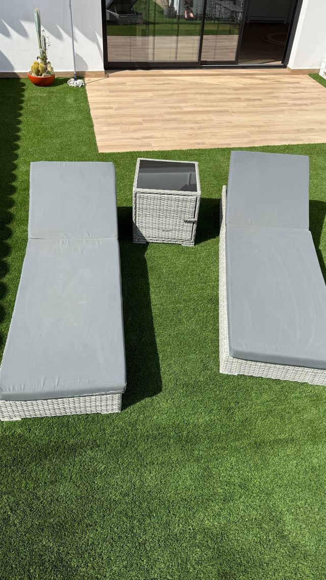 2 Lettini + Tavolo in Rattan Sintetico