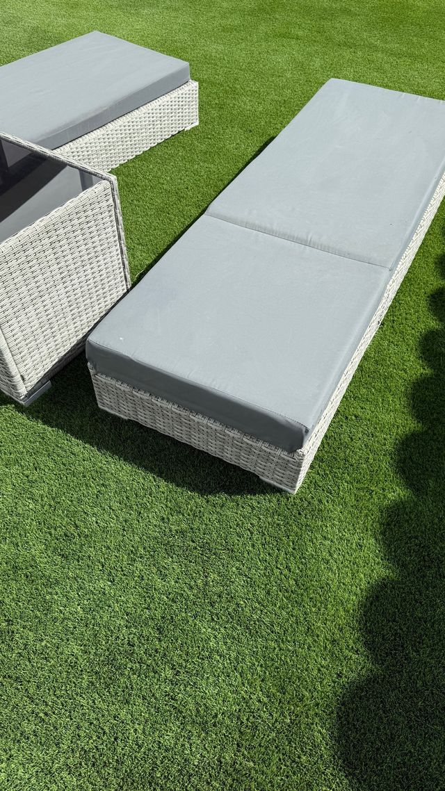 2 Lettini + Tavolo in Rattan Sintetico