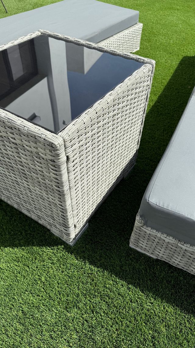 2 Lettini + Tavolo in Rattan Sintetico