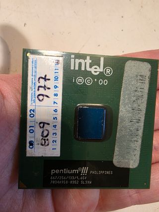 CPU Intel pentium 3 667Mhz vintage x86