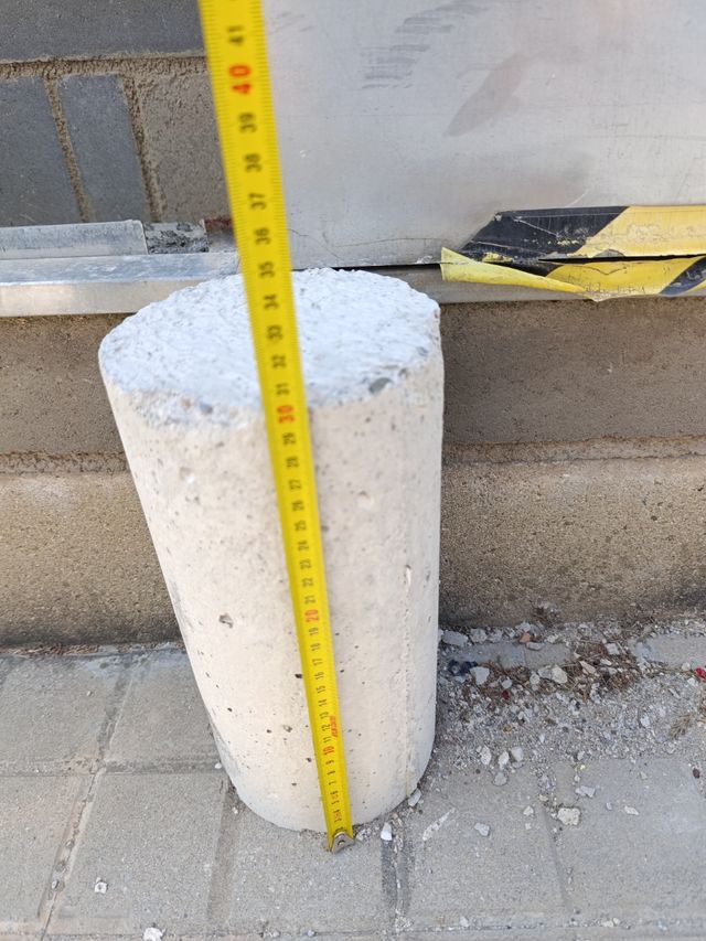 Postes de cemento a 1€ cada uno
