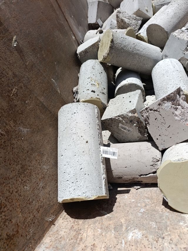 Postes de cemento a 1€ cada uno